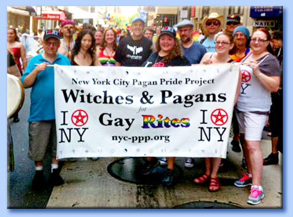 Sopra: durante un gay pride svoltosi a New York, hanno. manifestato anche &...