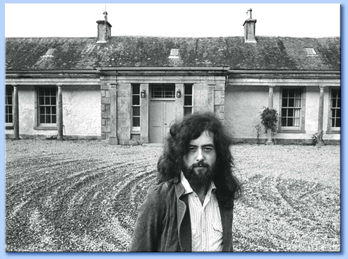 jimy page davanti alla boleskine house negli anni '70 