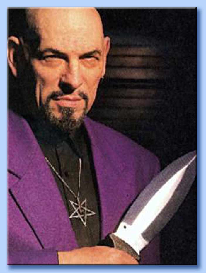 anton lavey con pugnale d'accialio