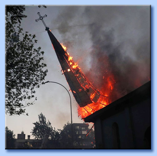 chiesa cattolica bruciata in cile