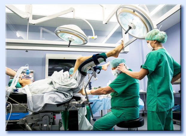 medico pratica l'aborto