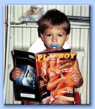 bambino legge playboy