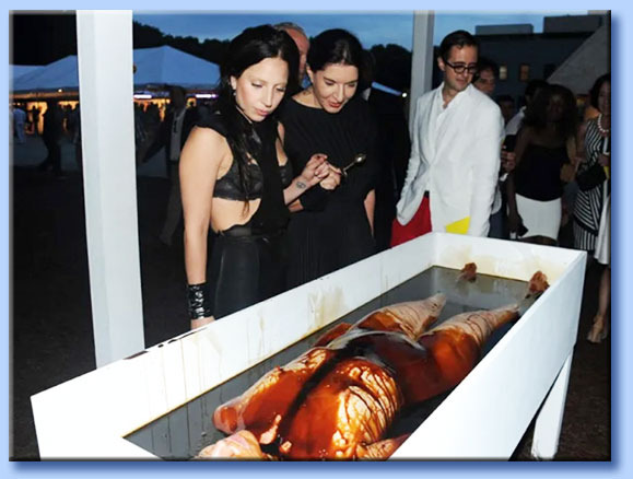 lady gaga - marina abramovic - cannibalismo